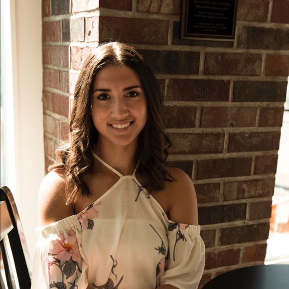 Profile Picture of Emma Fanger (@emmafanger) on Poshmark