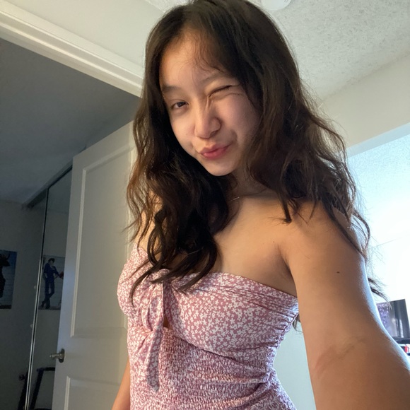Profile Picture of Zoë Wong (@zobear420) on Poshmark
