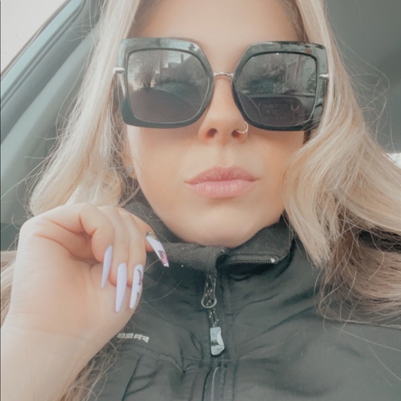 Profile Picture of Sunshyne Banks (@fshnistabanks11) on Poshmark