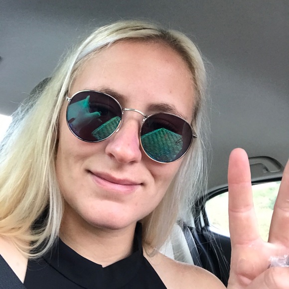 Profile Picture of Ruth Karlberg (@ruthiedee478) on Poshmark