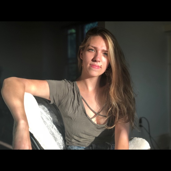 Profile Picture of Julia Murray (@jrose14) on Poshmark