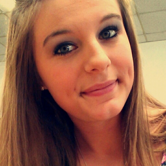 Profile Picture of Ashley Teter (@ashley_teter) on Poshmark