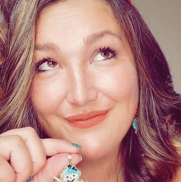 Profile Picture of Tiki Roberts (@tikistabi) on Poshmark