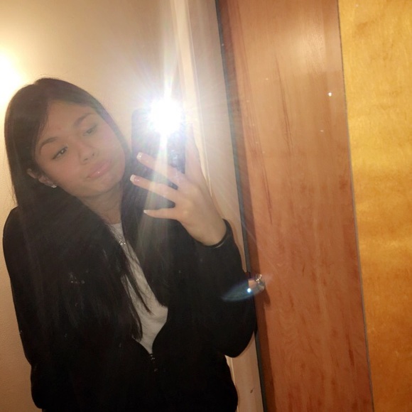 Profile Picture of Lisa Lowe (@lisa_marie_lowe) on Poshmark