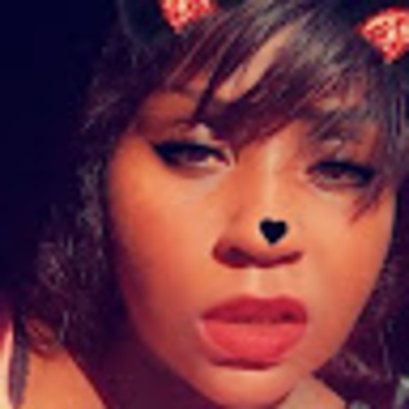 Profile Picture of Zeva Robinson (@zevarobinson30) on Poshmark