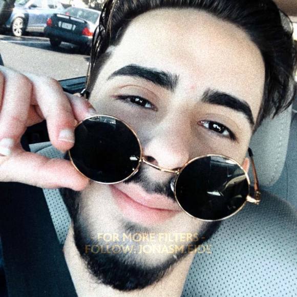 Profile Picture of Carlos Bernal (@carlosbernal222) on Poshmark