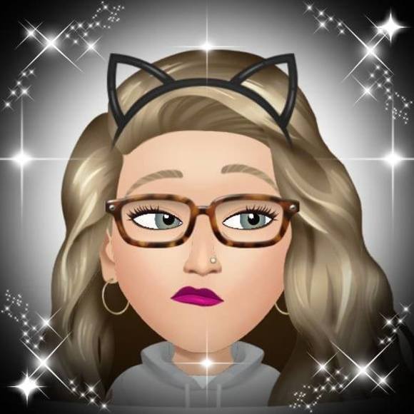 Profile Picture of Jess Langebartels (@jlangebartels) on Poshmark