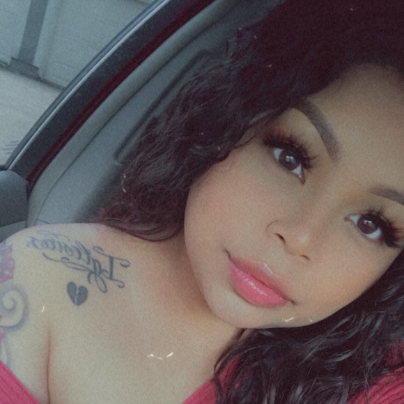 Profile Picture of Andrea Letona (@andrealetona) on Poshmark