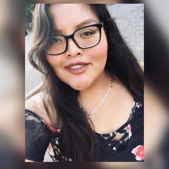 Profile Picture of Rosa Isela (@vivefeliz_amor) on Poshmark