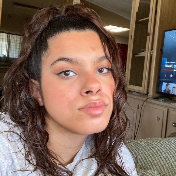 Profile Picture of Davina Gomez (@davviinna) on Poshmark