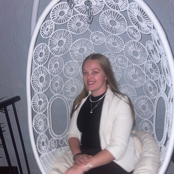 Profile Picture of Meg Kinsela (@megkinsela16) on Poshmark