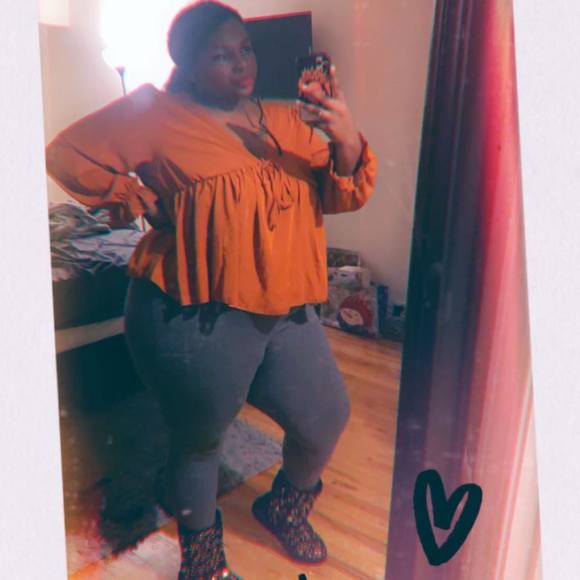 Profile Picture of Raenita Holt (@raenitah) on Poshmark