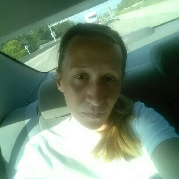 Profile Picture of Lindsey Bridegan (@lbeezy69) on Poshmark