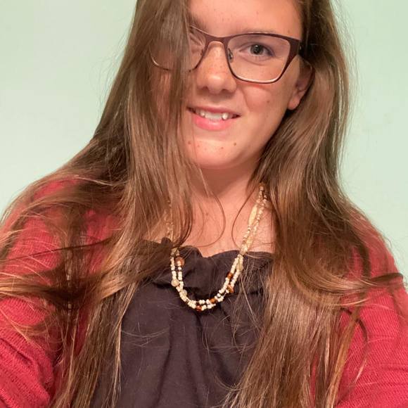 Profile Picture of Cassandra Lynn (@cronizer6) on Poshmark