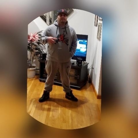 Profile Picture of Derek Lodie (@dmldereklo1990) on Poshmark