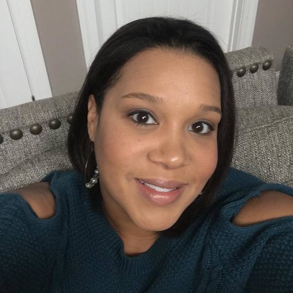 Profile Picture of Chanet Faber (@chanet112001) on Poshmark