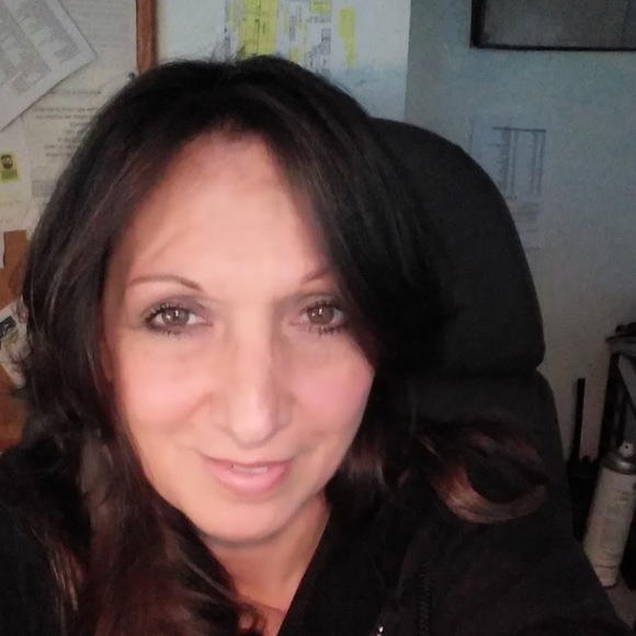 Lori Cryer - Poshmark Profile Picture of Lori Cryer (@byrdy63) on Poshmark