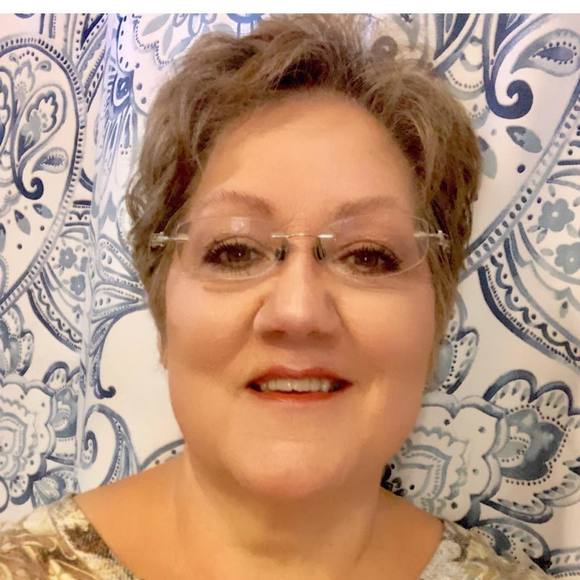 Profile Picture of Suzanne Howe (@suzqhowe) on Poshmark