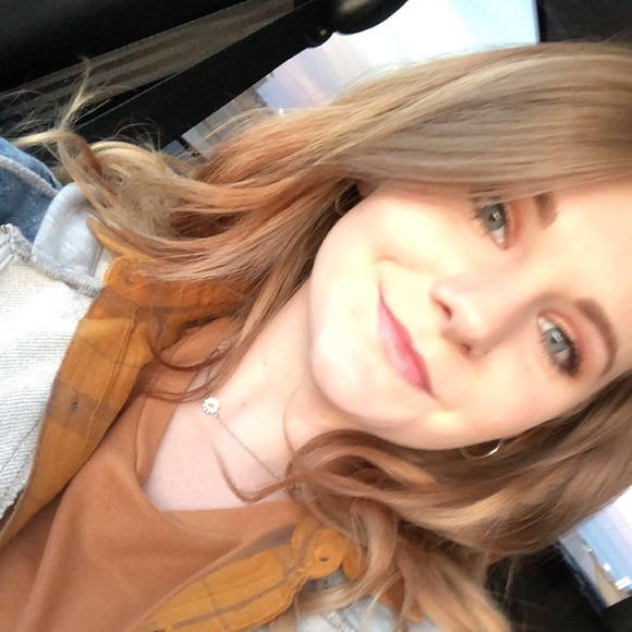 Profile Picture of Frankie Sierks (@frankieasierks) on Poshmark