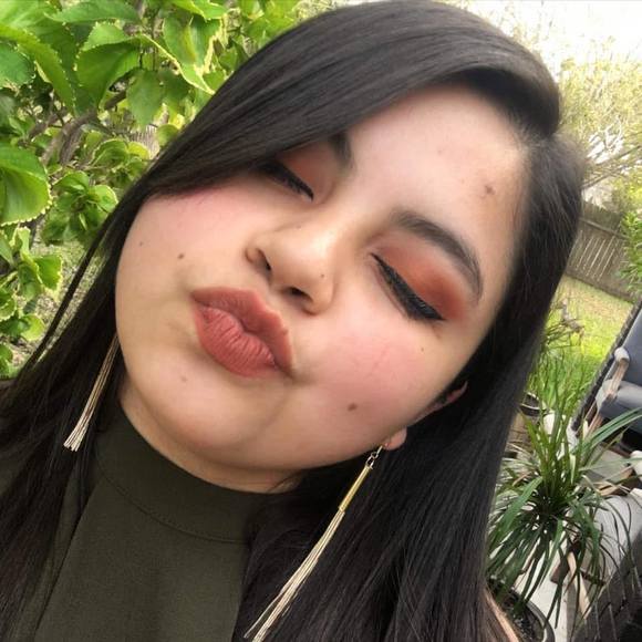 Profile Picture of Griselda Cordova (@griselda_13) on Poshmark