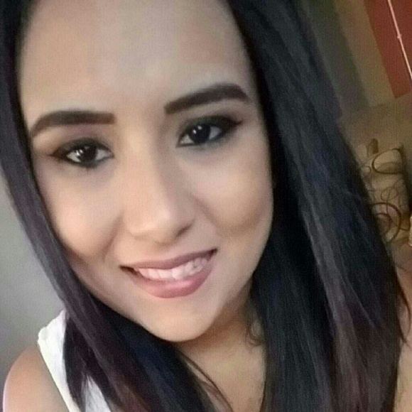 Profile Picture of Anyssa Perez (@nini_b00) on Poshmark