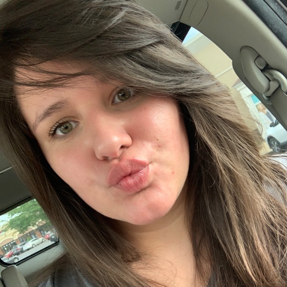 Profile Picture of Hannah Rowton (@hannah_m_rowton) on Poshmark