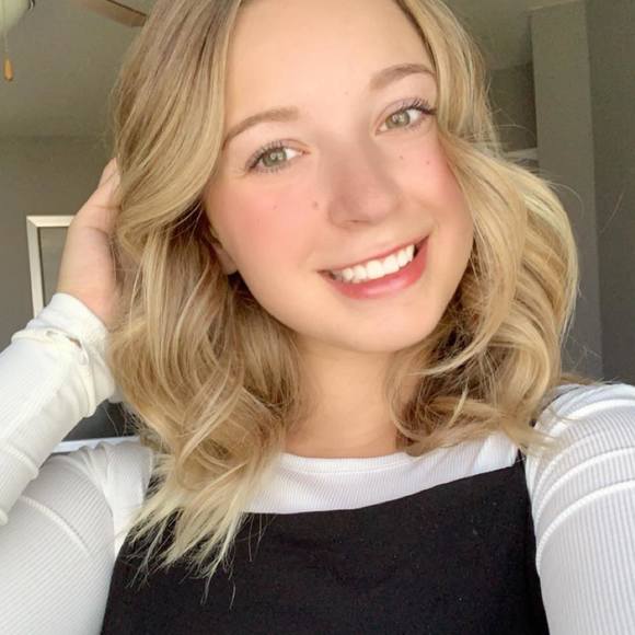 Profile Picture of Jenna Schlender (@jennaschlender) on Poshmark