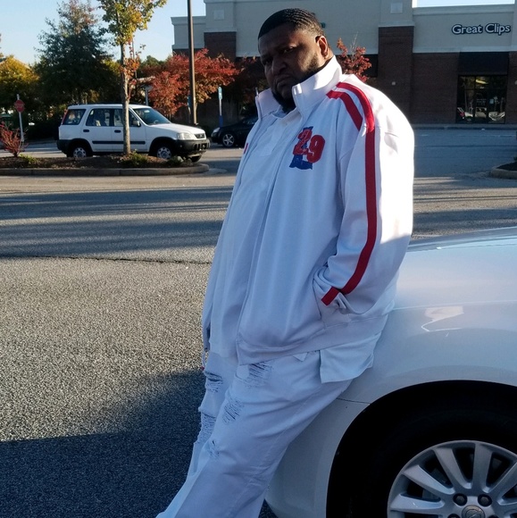 Profile Picture of Grayland Leavell (@grayland75) on Poshmark