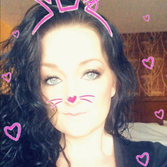 Profile Picture of Mari Ricks (@mariricks0318) on Poshmark