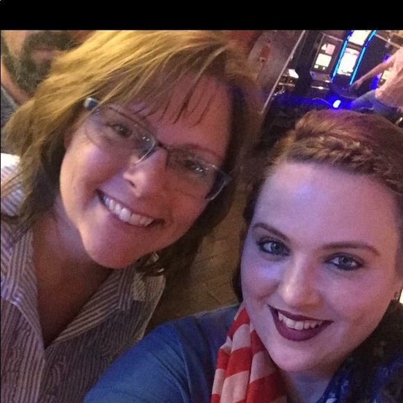 Profile Picture of Lori Stephens (@lorib1993) on Poshmark