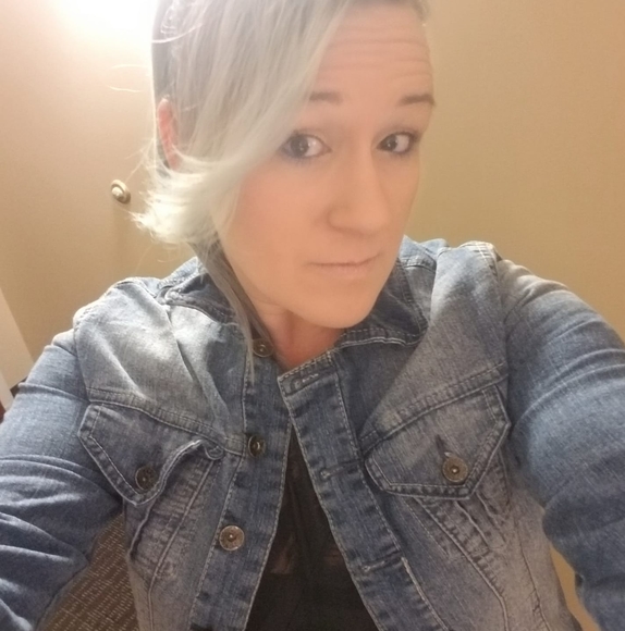 Profile Picture of Nicole Slossen (@nicoleslos) on Poshmark