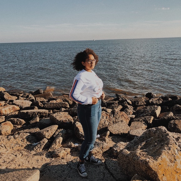 Profile Picture of Lesley Almanzar (@lesleyalmanzz) on Poshmark