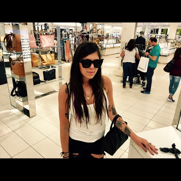 Alyssa Brochert - Poshmark Profile Picture of Alyssa Brochert (@lyssaraee91) on Poshmark