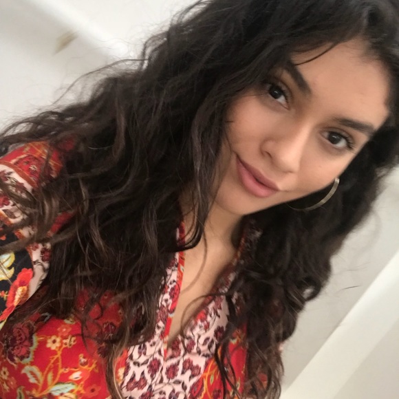 Profile Picture of Devina Alvarez (@devinnna_) on Poshmark