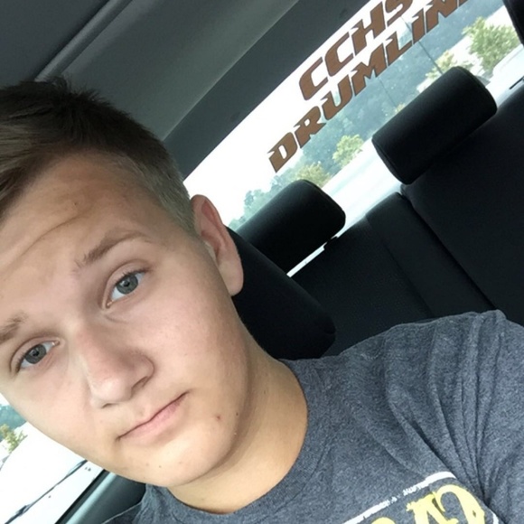 Profile Picture of Joey Hensley (@joey165o) on Poshmark