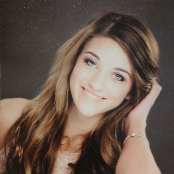Profile Picture of Alexa Chatham (@jchat) on Poshmark