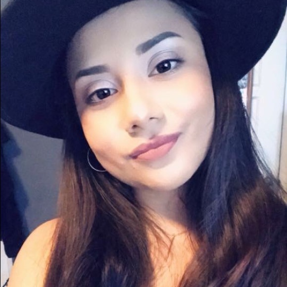 Profile Picture of Cristy Balsz (@cristybalsz) on Poshmark