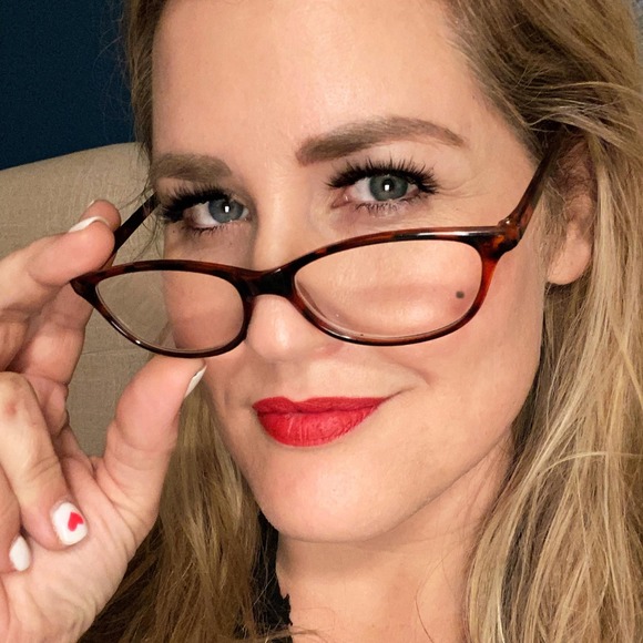 Profile Picture of April Thompson (@apergraper) on Poshmark