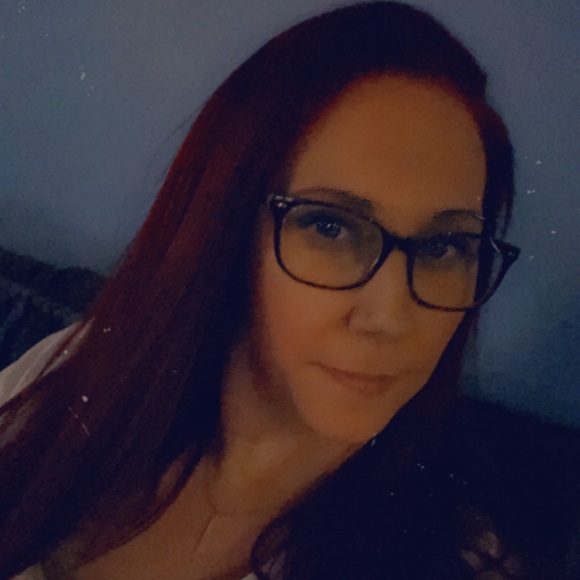 Profile Picture of Jennifer Garlick (@jennifergarl732) on Poshmark