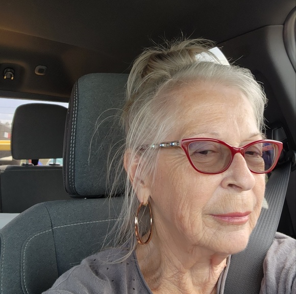 Profile Picture of Teri Barnett (@t4ureiki) on Poshmark