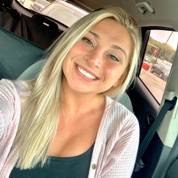 Profile Picture of Brianna Lorren (@briannalorren) on Poshmark