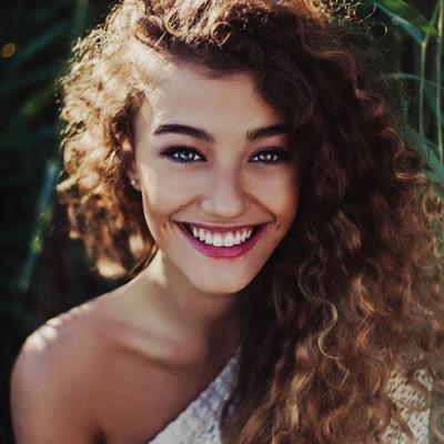 Profile Picture of Julia Saveen (@NeelWife) on Twitter