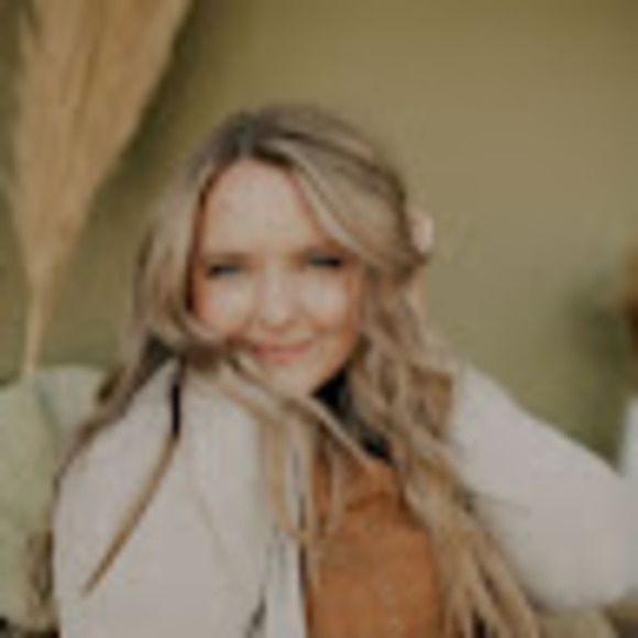 Profile Picture of Annika Treamer (@annikatreamer) on Poshmark