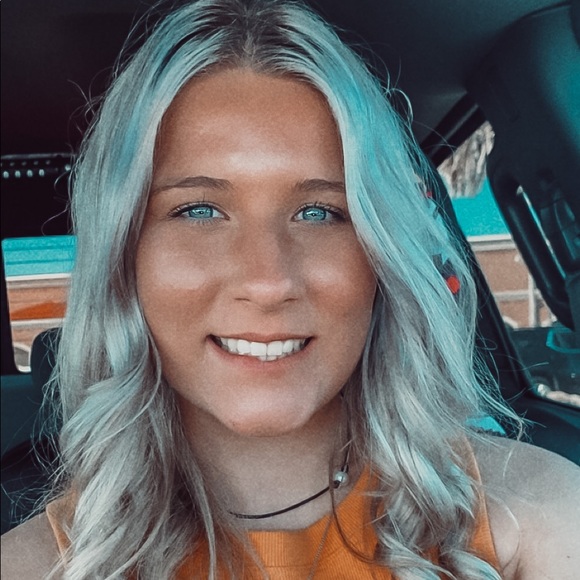 Profile Picture of Makinzie Tomascik (@makinzie_lynn) on Poshmark