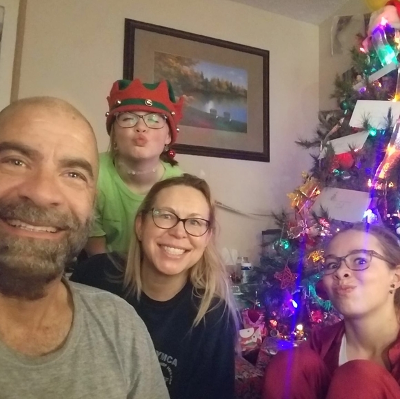 Profile Picture of Dave rachel Holland (@daveandrachel) on Poshmark