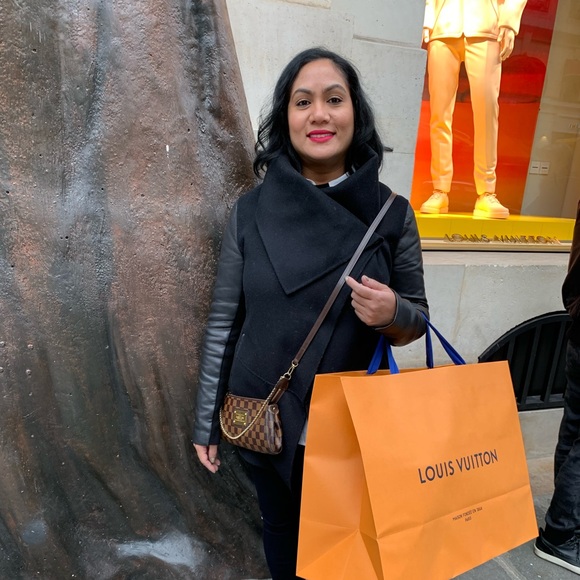 Liz Fernandes - Poshmark Profile Picture of Liz Fernandes (@liz1949) on Poshmark