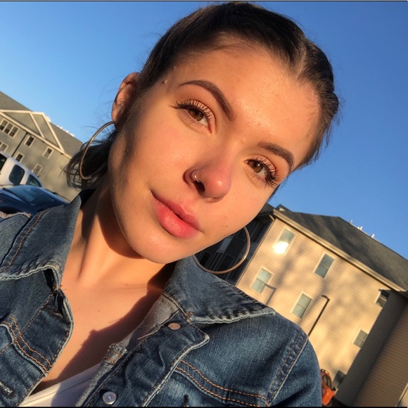 Profile Picture of Nicole Berteau (@nicoleberteau) on Poshmark