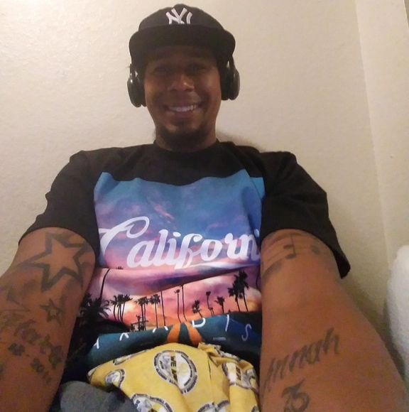 Profile Picture of Dewayne Anderson (@dewayneanderson) on Poshmark