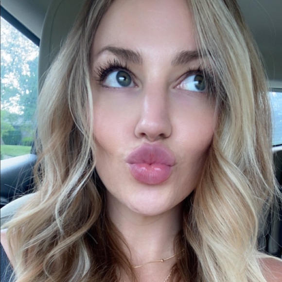 Profile Picture of Amanda Murdock (@sherpadaddy) on Poshmark
