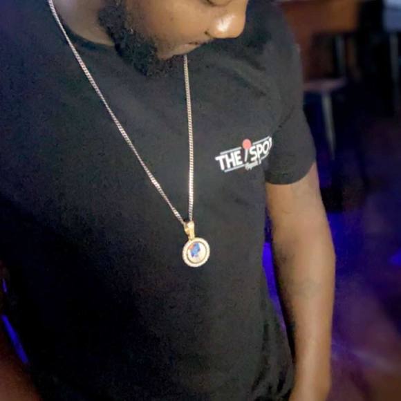 Profile Picture of Derrick Bunton (@kingbunton) on Poshmark